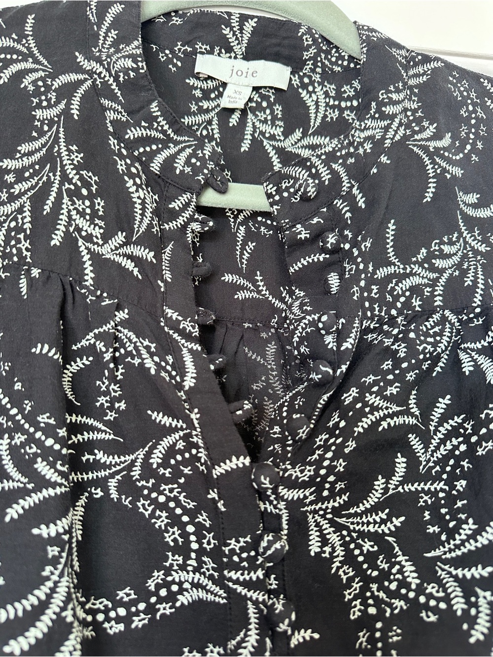 Joie Maleah Cotton Blend Black White Floral Vine Print V-Neck Pleated Blouse XS - Picture 6 of 15